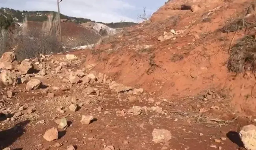 Çankırı’da heyelan yolu kapadı!